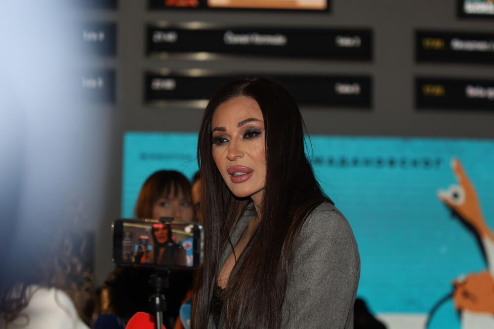 Ceca Ražnatović uhvaćena kako ljubi crnog prezgodnog muškarca