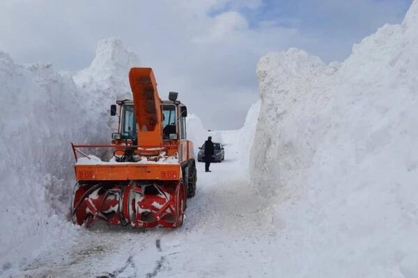SNEŽNA MEĆAVA KAO IZ FILMOVA APOKALIPSE: Smetovi viši od metra, ČOVEK SVE SNIMIO! Sve je stalo U OVOM DELU SRBIJE