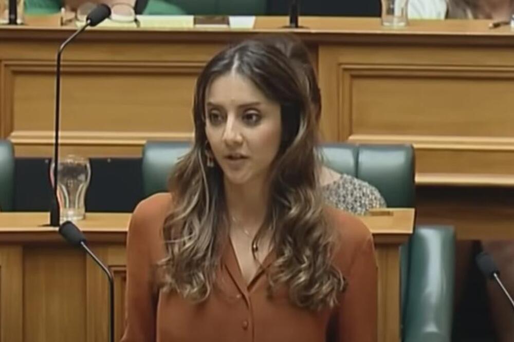 PUKLA BRUKA, OBJAVLJEN SNIMAK POSLANICE KAKO KRADE! Nakon SKANDALČINE dala ostavku, a evo kako se PRAVDALA (VIDEO)