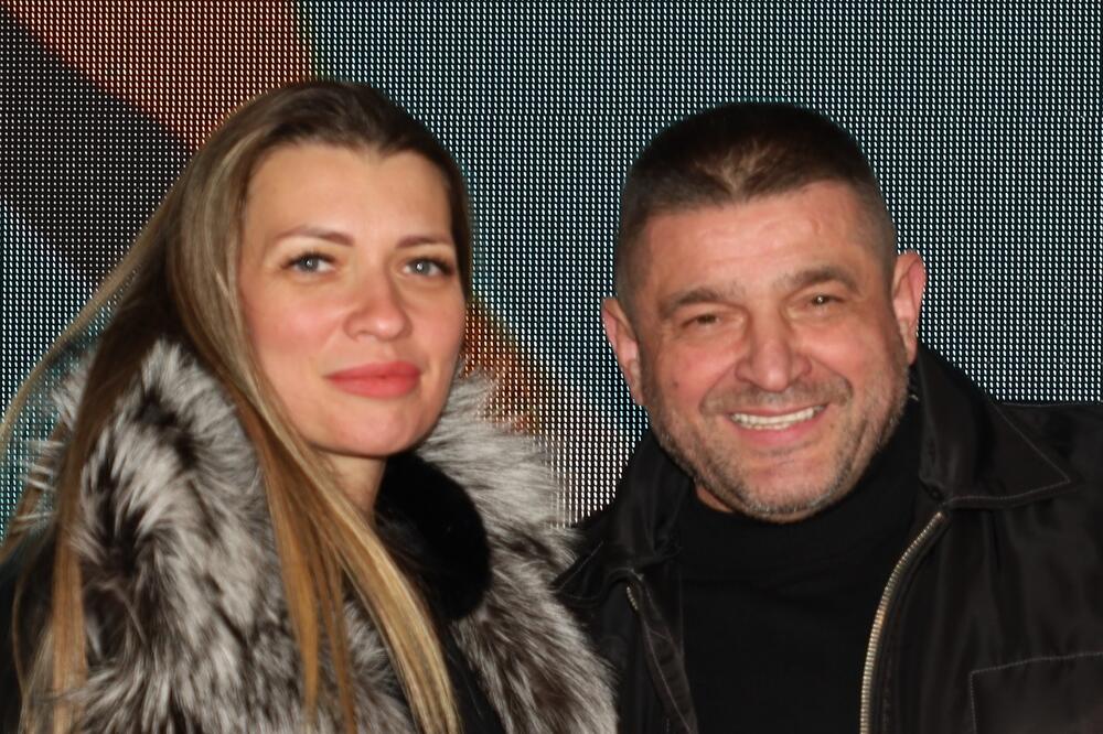 CELA PRESTONICA GLEDALA JE U ŽENU BAJE MALOG KNINDŽE: Kad se pojavila mnogi su mu ZAVIDELI, on BLISTA kraj nje