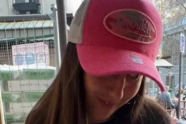 UGLEDALA JE MIŠA U RESTORANU U SRED PARIZA: Zapanjila se kada ga je videla, URADILA je nešto što niko NE BI (VIDEO)