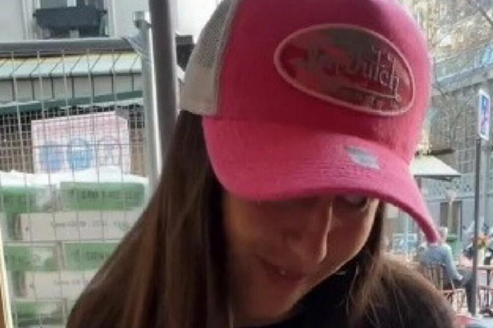 UGLEDALA JE MIŠA U RESTORANU U SRED PARIZA: Zapanjila se kada ga je videla, URADILA je nešto što niko NE BI (VIDEO)