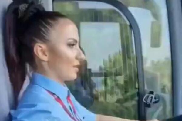 ZBOG ZANOSNE CRNKE KOJA VOZI AUTOBUS NASTAO HAOS: Žene joj aplaudiraju, a MUŠKARCI PLJUJU (VIDEO)