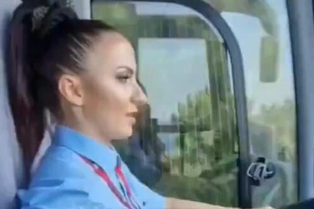 ZBOG ZANOSNE CRNKE KOJA VOZI AUTOBUS NASTAO HAOS: Žene joj aplaudiraju, a MUŠKARCI PLJUJU (VIDEO)