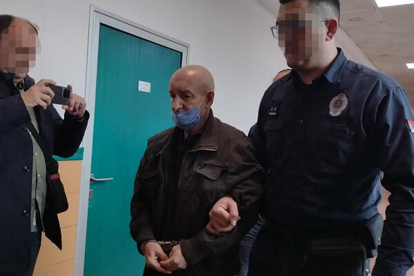 OVAKO DANAS IZGLEDA DŽONIĆ, OSUĐENI TROSTRUKI UBICA: Policija ga dovela u APELACIONI SUD (FOTO)