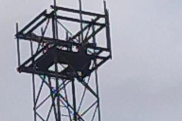 NEPOZNATA OSOBA SE POPELA NA TORANJ KOD ŽELEZNICE: Drama U PANČEVU, policija NA TERENU