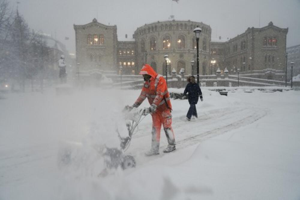 NAJMANJE 47 LJUDI UMRLO OD POSLEDICA LEDENOG TALASA U AMERICI: Snežna oluja paralisala aerodrome, otkazani letovi