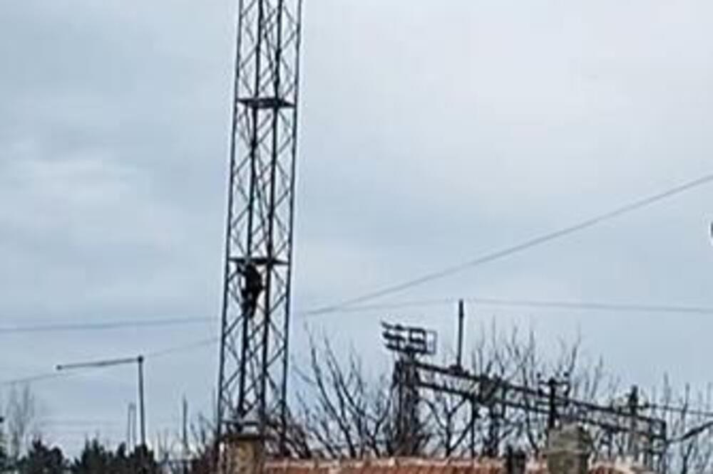 SNIMAK DRAME U PANČEVU: Vatrogasac se penje uz TORANJ da pomogne OSOBI koja je NA SAMOM VRHU (VIDEO)