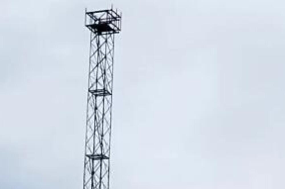 DRAMA U PANČEVU OKONČANA SREĆNIM KRAJEM! Čovek sišao sa VRHA TORNJA kod železnice, evo šta se sada dešava sa njim!