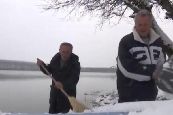 "JEDVA SMO ČEKALI DA PADNE SNEG": Braća Milosavljevići na svaki dan NA SAVI - zimi se samo NJIHOV ODŽAK PUŠI (FOTO)
