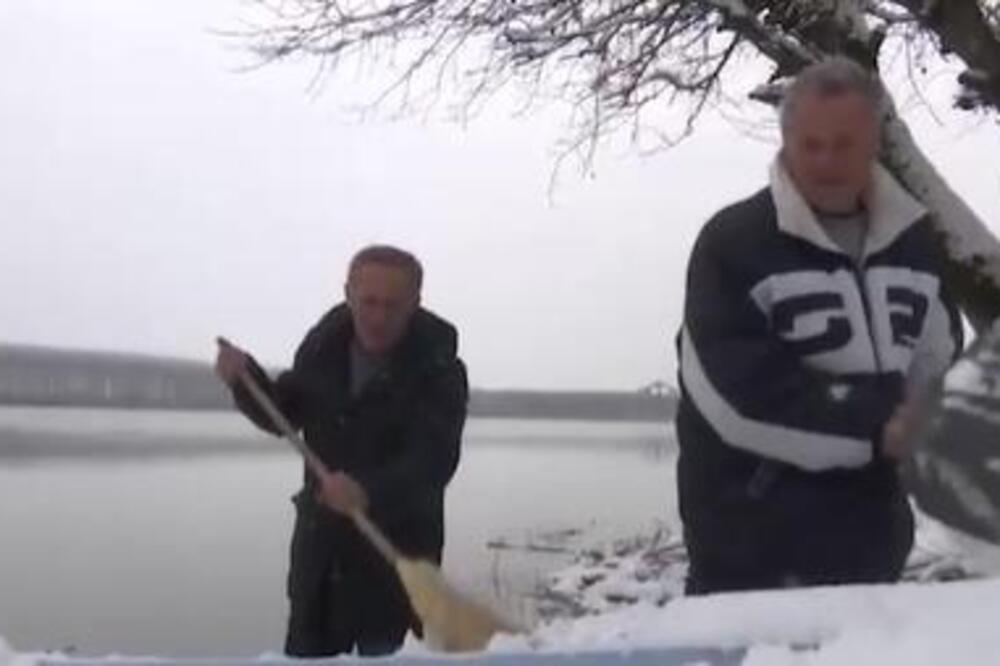 "JEDVA SMO ČEKALI DA PADNE SNEG": Braća Milosavljevići na svaki dan NA SAVI - zimi se samo NJIHOV ODŽAK PUŠI (FOTO)