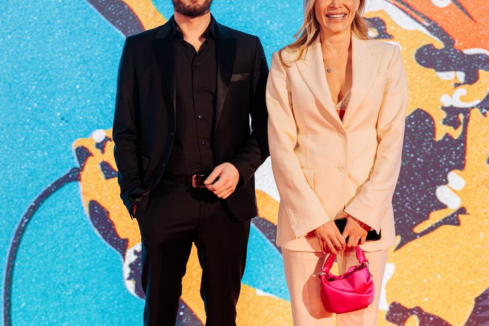 Crvenim tepihom prošetala glumačka i autorska ekipa filma, Džejeva porodica, prijatelji i brojne poznate ličnosti