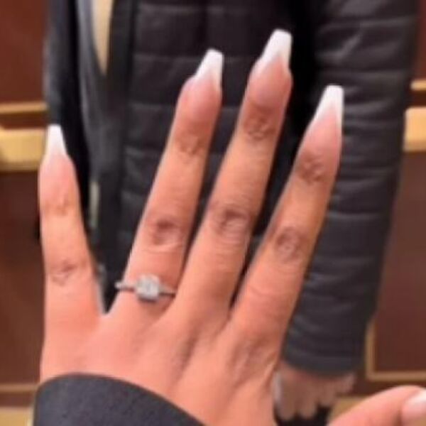 DEVOJKA ZAPROŠENA OVAKVIM PRSTENOM, A ŽENE OPLELE PO NJOJ: Kažu da NIKAD NE BI PRISTALE na tavku udaju (VIDEO)