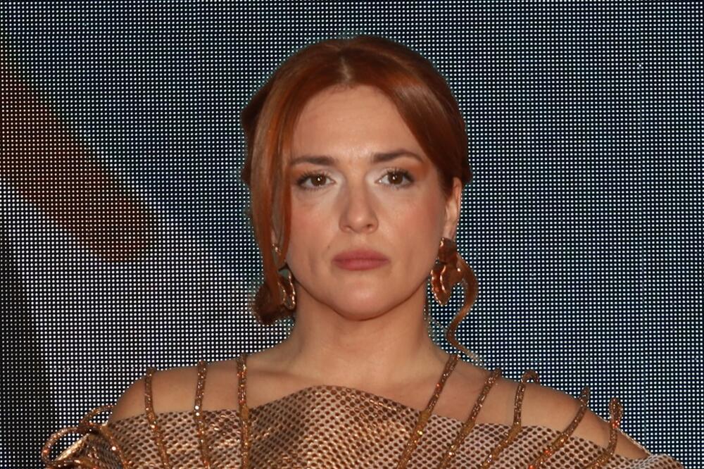 SRBIJA IMA JOŠ JEDNU BOGINJU, NJENOM LEPOTOM SU OČARANI SVI: Uhvatila poznatog DASU pod ruku, pa pokazala VELIČINU