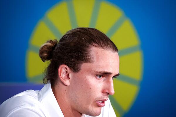 ŠOK ZA ZVEREVA NA KONFERENCIJI: "Da li planirate da se pojavite pred sudom zbog zlostavljanja u porodici?"