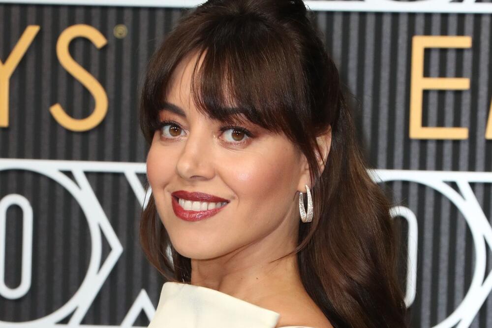 LJUDI, ŠTA JE OVO? Zanosna BRINETA svojom haljinom RAZORUŽALA SVE: Ogromna IGLA i grudi koje KIPE SA STRANE