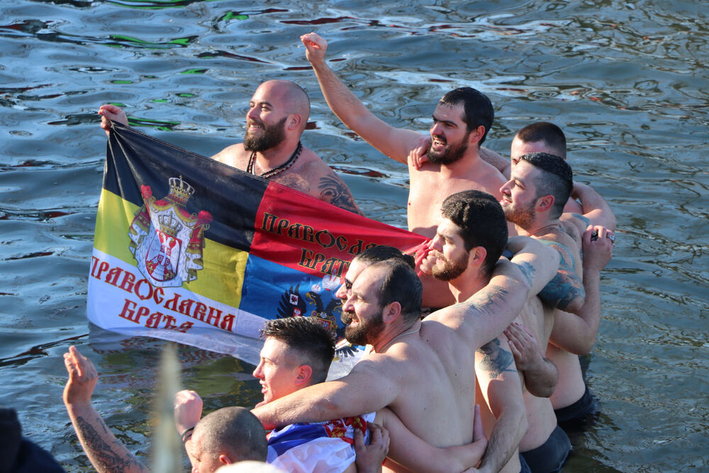 <p>Tradicionalno plivanje za Časni krst na praznik Bogojavljenje, održava se svake godine u gradovima širom Srbije</p>