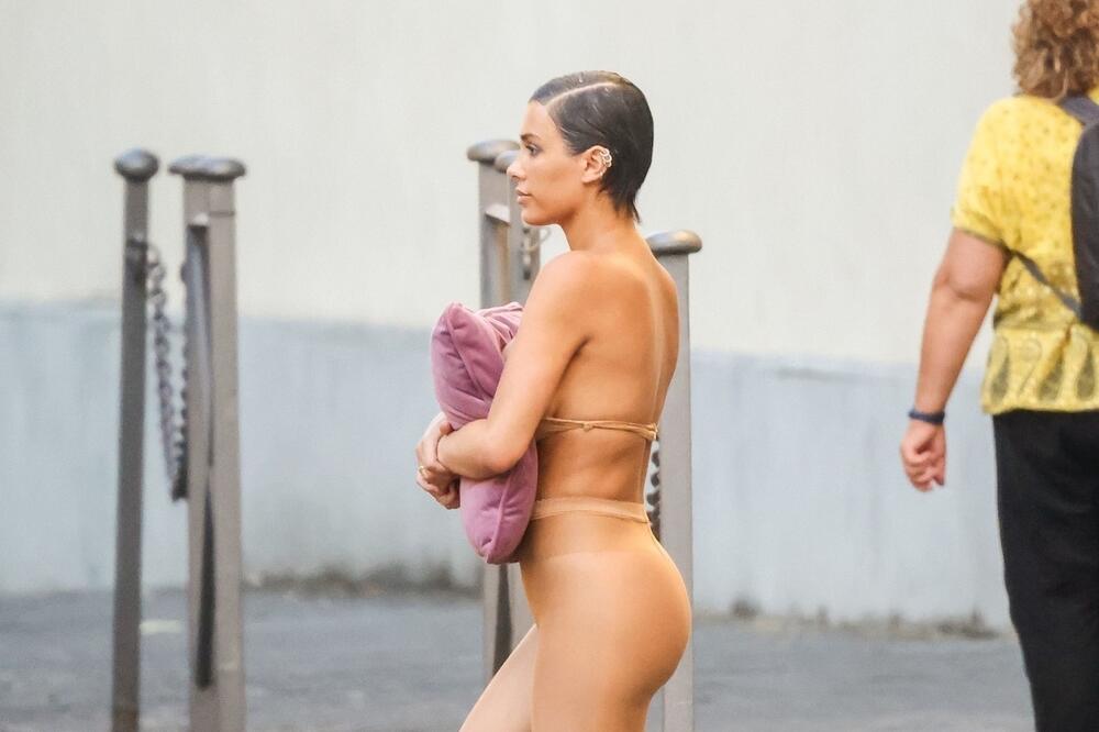 GOSPODE BOŽE, ŠTA JE OVO? Nakon što je GOLA ŠETALA PO ULICI rešila da PATOSIRA LJUDE: Svi bulje u RUPU koju IMA