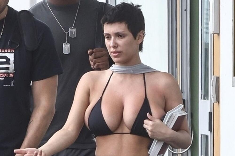 ŽENO BOŽIJA, ŠTA SE SA TOBOM DEŠAVA? GOLIM GRUDIMA nasred ulice pred LJUDE, a sada ŠOKIRALA za sva vremena