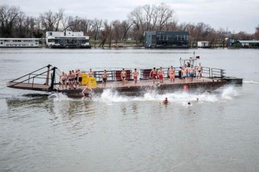 I NA KRSTOVDAN ISPOŠTOVALI TRADICIJU I PLIVALI ZA ČASNI KRST: Priključile im se i Beograđanke! (FOTO)