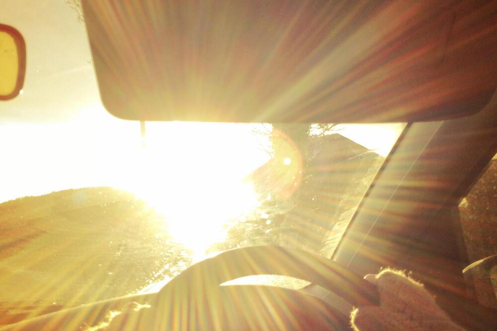 SMETA VAM SUNCE I(LI) SUMRAK DOK VOZITE? Ove naočare rešavaju sve vaše probleme, a koštaju samo 1.049 dinara!