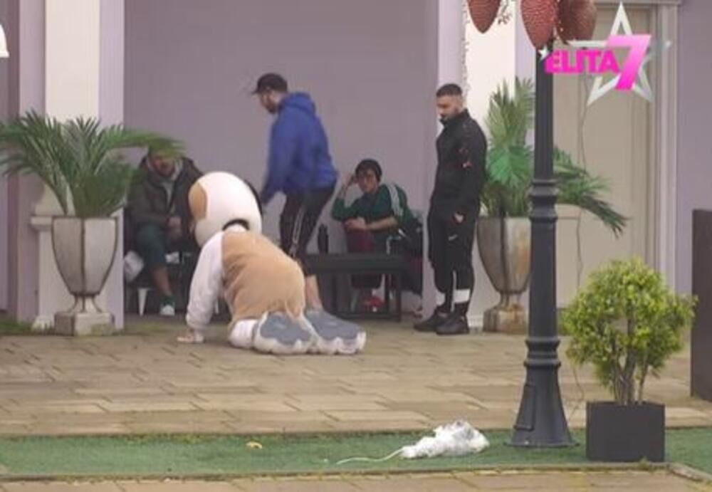 Uroš je dobio kostim psa i oponašao ga