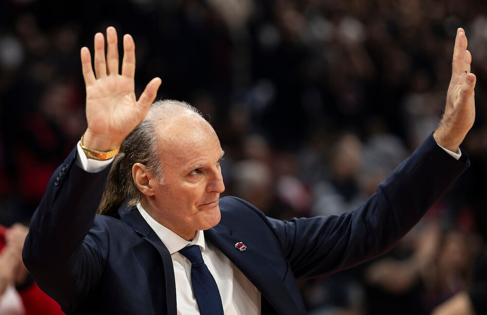 Duško Ivanović otpozdravlja Zvezdinim navijačima