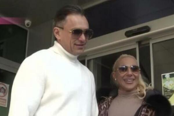 EVO ŠTA VOZI DEČKO JOVANE JEREMIĆ! USLIKAN U BESNOJ MAŠINI: Pogledajte šta mu piše na TABLICAMA