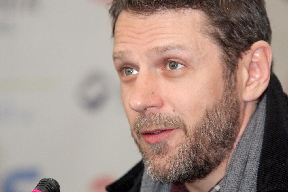 ZABEZEKNUĆETE SE KAD VIDITE KAKO IZGLEDA DRAGAN MIĆANOVIĆ: SEDA BRADA bode oči, godine UČINILE SVOJE, žene ODLEPILE