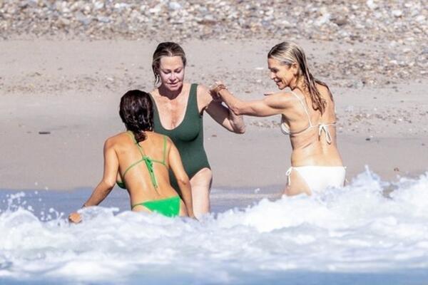 SKINULA SE GOLA, PA ULETELA U VODU SA DRUGARICAMA: Kad je ovo SEVNULO ostali u šoku, NE ZNA SE GDE PRE DA GLEDATE