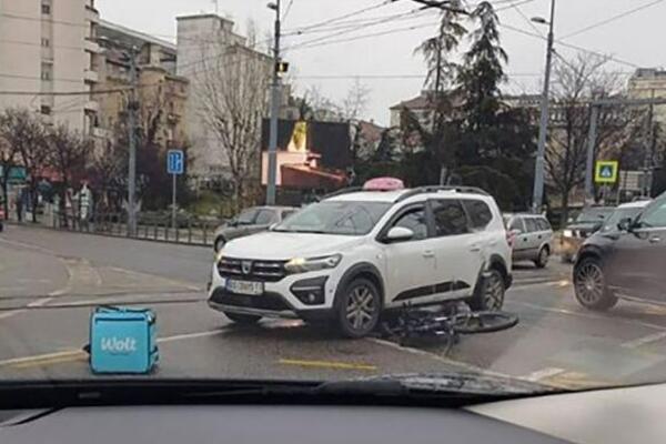 TEŠKA NESREĆA NA SLAVIJI: Biciklista podleteo pod taksi vozilo