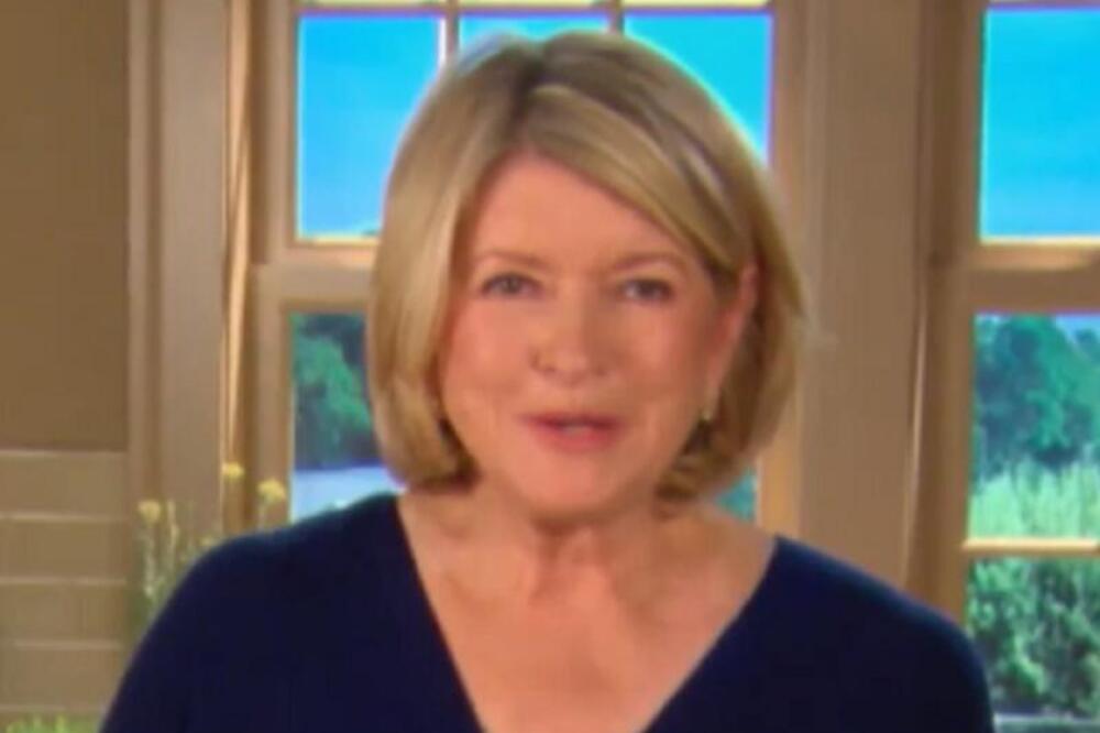 POZNATA ZVEZDA KULINARSTVA POKAZALA TRIK SA CRNIM LUKOM ZBOG KOG ĆETE SVISNUTI: U recept je ladno dodala OVO VIDEO