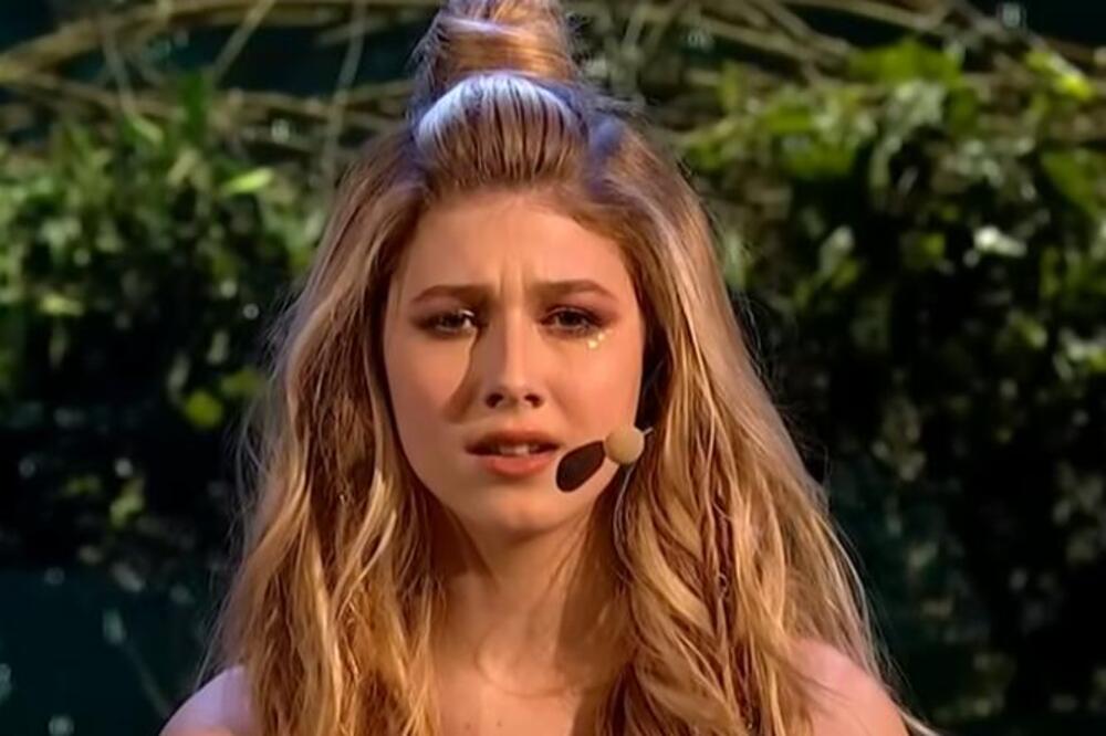 ISPLIVALI DETALJI O MLADOJ PEVAČICI KOJE NISTE ZNALI: Njene GODINE će vas ZABEZEKNUTI, da li je moguće?