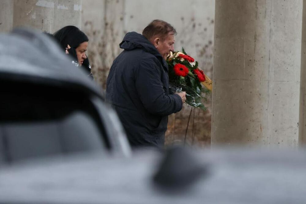MILOŠ BOJANIĆ SA SUPRUGOM STIGAO NA SAHRANU MLADE PEVAČICE: Pevač ne krije koliko je SLOMLJEN