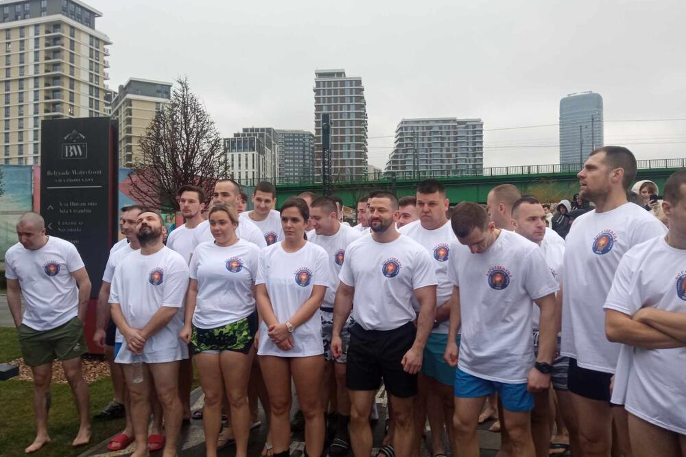 ESPRESO NA SAVA PROMENADI: Završeno PLIVANJE za ČASNI KRST, Petar iz Medveđe je bio NAJBRŽI! (VIDEO)