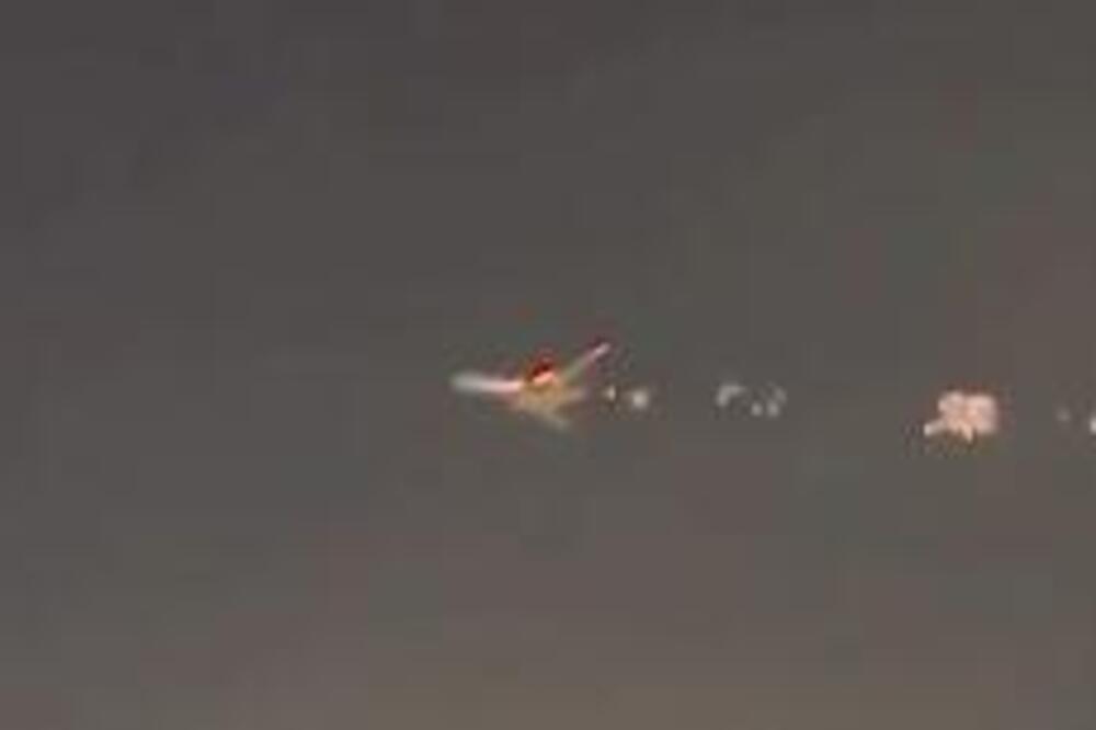 AVION VREDAN PREKO 400 MILIONA SE ZAPALIO U VAZDUHU, KAMERA SVE SNIMILA: Nova KATASTROFA potresla BOING (VIDEO)