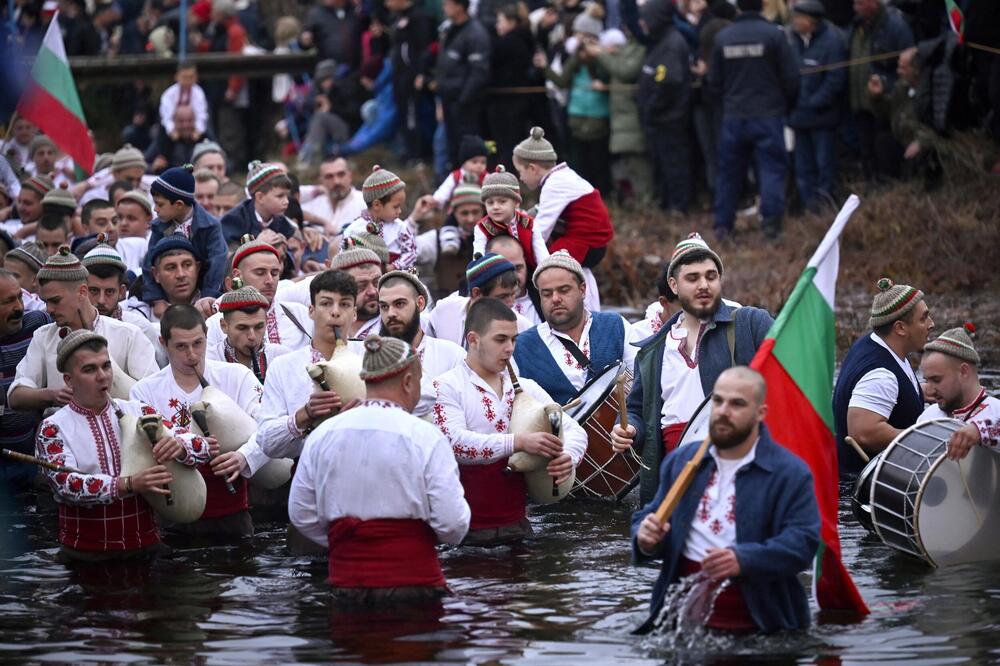 Ovako to Bugari rade! Plivali za Časni krst, pa zaigrali u ledenoj vodi - njihovo staro verovanje kaže... (VIDEO)