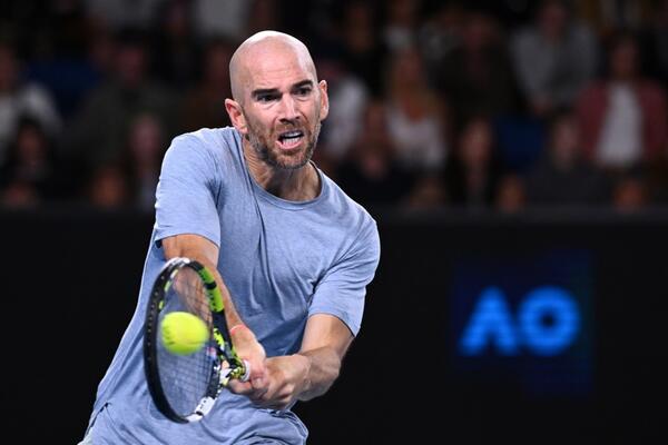 NOVAKA ZOVE VANZEMALJAC, NEMA SPONZORA... Izgleda kao da je krenuo na plažu... Evo ko je Adrijan Manarino (FOTO)