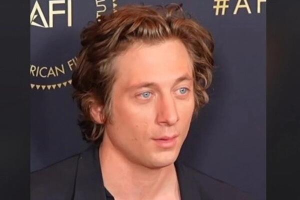 MILA MAJKO, KOLIKO JE DOBAR! GLUMAC KOJI IZGLEDA KAO DEČKO IZ KOMŠILUKA POKAZAO TRBUŠNJAKE: Kao od stene ODVALJEN