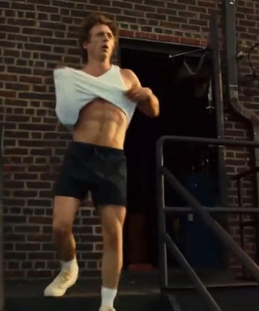 Dame ne skidaju pogled sa novog holivudskog glumca