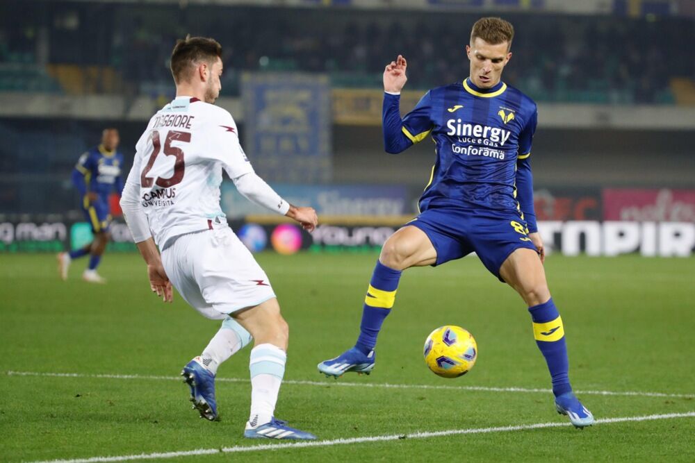 Darko Lazović (desno) na utakmici Verone i Salernitane