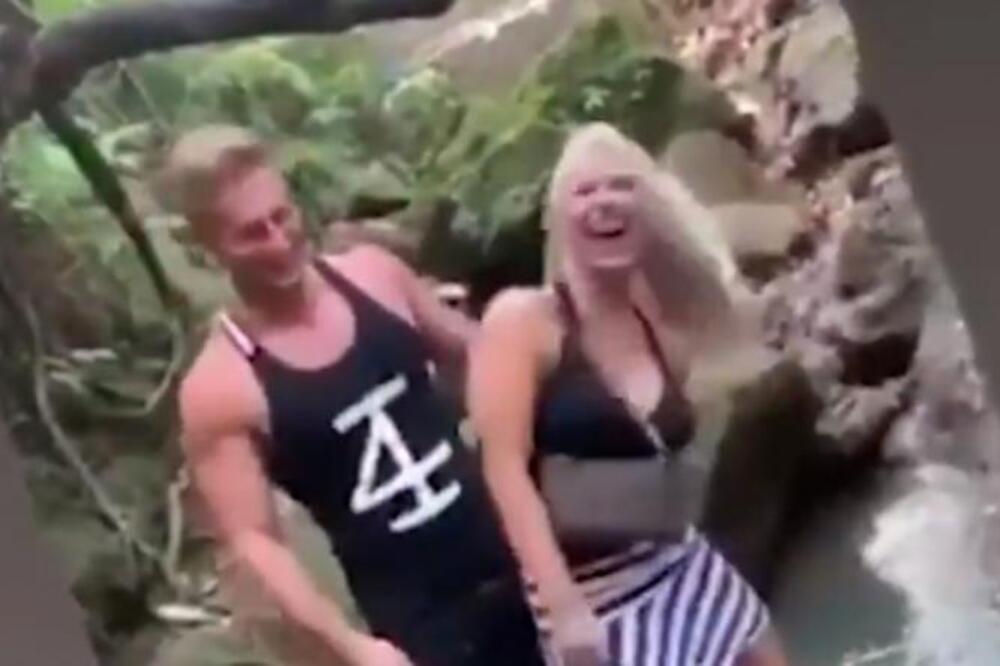 ISPLIVAO ŠOK SNIMAK, PRSKA DEVOJKU PO ZADNJICI SVETOM VODICOM: Ljudi zgroženi, šta je ovo bre?! (VIDEO)