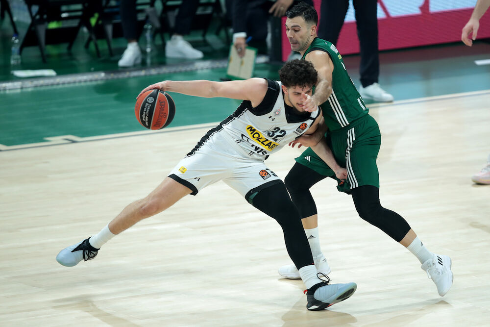 Uroš Trifunović (levo) na utakmici Panatinaikosa i Partizana u sezoni 2023/24 Evrolige