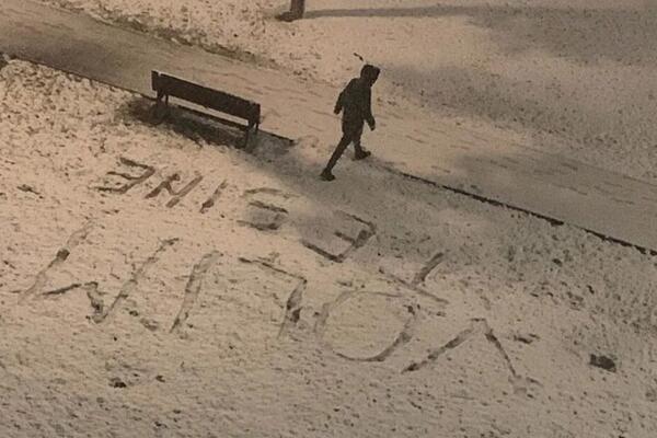 CELA SRBIJA PLAČE ZBOG PRIZORA ISPRED "TIRŠOVE": Otac sinu u snegu NAPISAO PORUKU koja je PREVIŠE POTRESNA (FOTO)