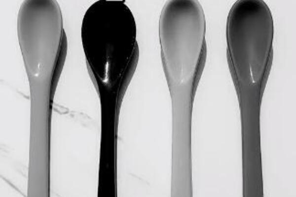 NEOBIČAN TEST INTUICIJE KOJI JE ZBUNIO CEO BALKAN: Možete li vi da odredite koja kašika je CRVENE boje?! (VIDEO)