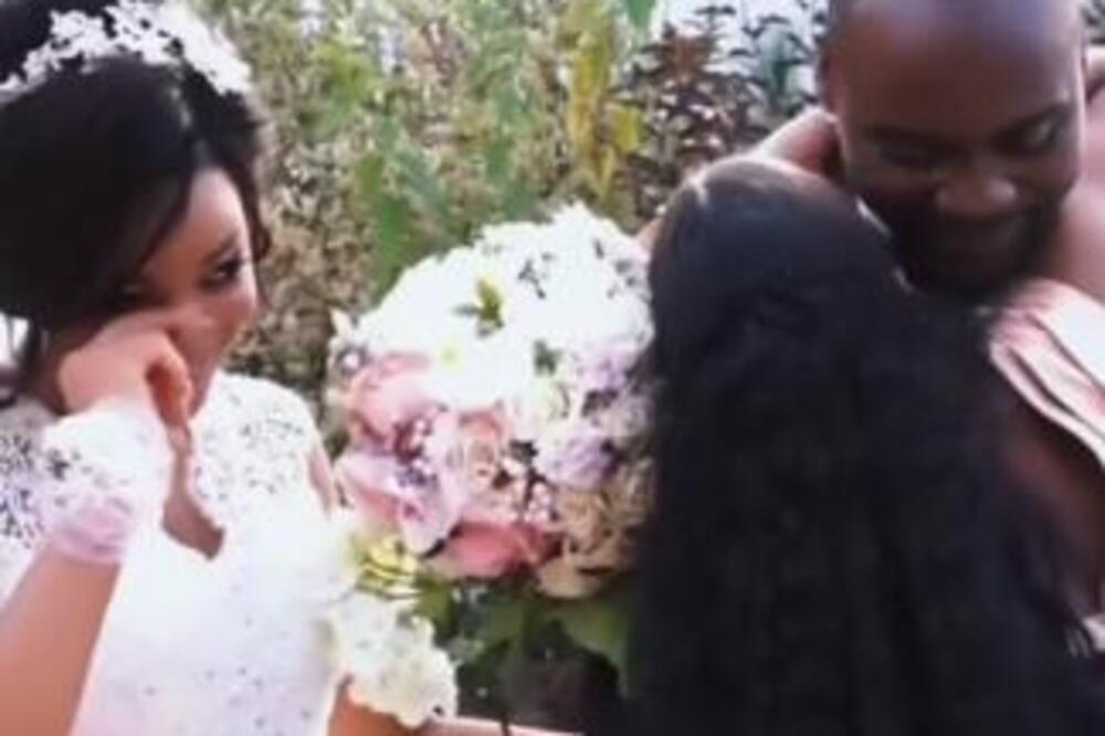 DEVOJKA PRIŠLA MLADOŽENJI NA VENČANJU I BACILA MU SE U ZAGRLJAJ: Gosti u neverici gledaju MLADINU reakciju (VIDEO)