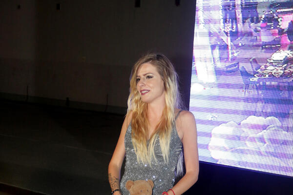 PREMINUO OTAC NAŠE POZNATE PEVAČICE: Emotivnim rečima se OPROSTILA od njega