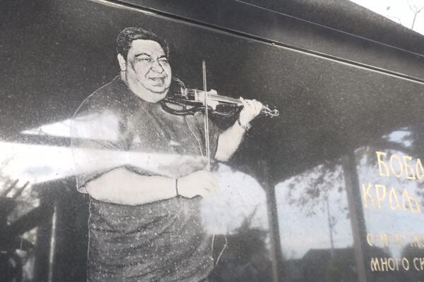 OVO JE NAJMUZIKALNIJE GROBLJE U SRBIJI: Na skoro svakom SPOMENIKU ucrtan po JEDAN INSTRUMENT! (FOTO)