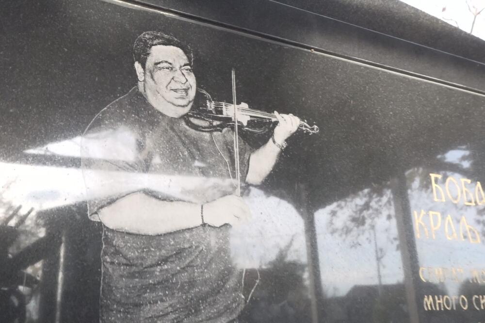 OVO JE NAJMUZIKALNIJE GROBLJE U SRBIJI: Na skoro svakom SPOMENIKU ucrtan po JEDAN INSTRUMENT! (FOTO)