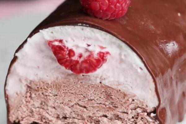 ŽENE NA INTERNETU SU POLUDELE ZA OVOM TORTOM, SVE TRAŽE RECEPT: Sprema se brzo i jednostavno i to u FLAŠI (VIDEO)